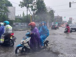 Banjir Setinggi 50 Cm Genangi Jalanan Kota Malang, Banyak Pemotor Jatuh