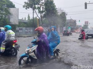 Banjir Setinggi 50 Cm Genangi Jalanan Kota Malang, Banyak Pemotor Jatuh Banjir Setinggi 50 Cm Genangi Jalanan Kota Malang, Banyak Pemotor Jatuh