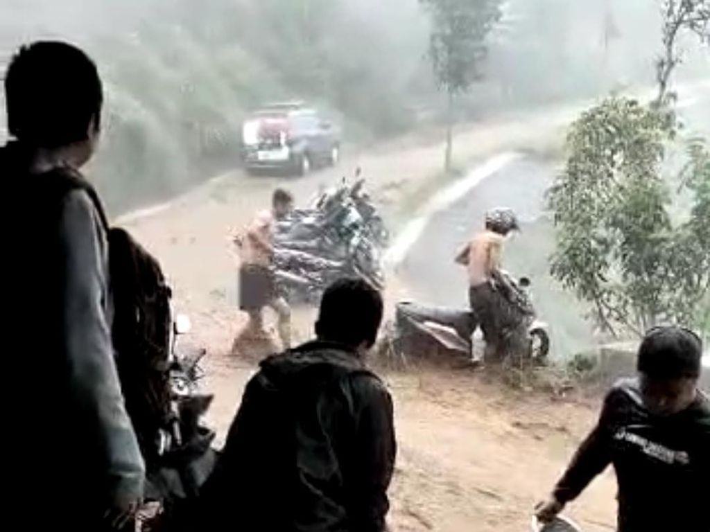 Saluran Air Tersumbat, Terasering Panyaweuyan Sempat Terendam Banjir Saluran Air Tersumbat, Terasering Panyaweuyan Sempat Terendam Banjir