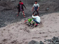 Pengendara Motor Hampir Terseret Saat Nekat Terobos Banjir Lahar Semeru