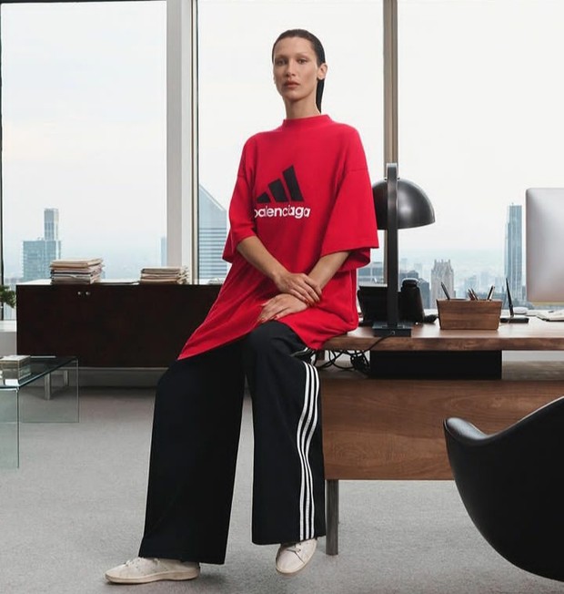 Bella Hadid Terpiliih Sebagai Model untuk Koleksi Terbaru dari Adidas x Balenciaga