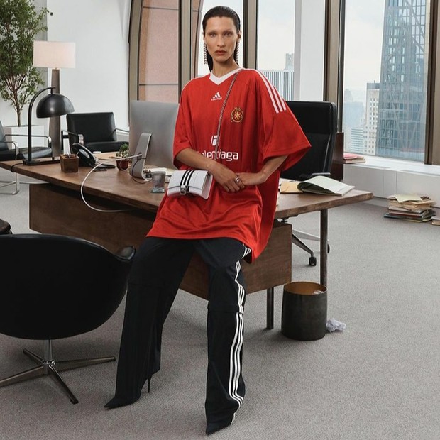 Bella Hadid/Foto: Instagram @balenciaga Bella Hadid Terpiliih Sebagai Model untuk Koleksi Terbaru dari Adidas x Balenciaga