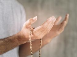 Ciri-ciri Orang yang Mendapatkan Malam Lailatul Qadar, Seperti Apa?