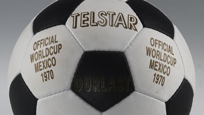 The undated handout shows the official soccer ball 
'Telstar' for the FIFA World Cup 1970 in Mexico. Photo: 
Adidas

Keywords: ball, balloon, dance, soccer, SPO, Sport, 
sports (Photo by ASA/picture alliance via Getty Images)