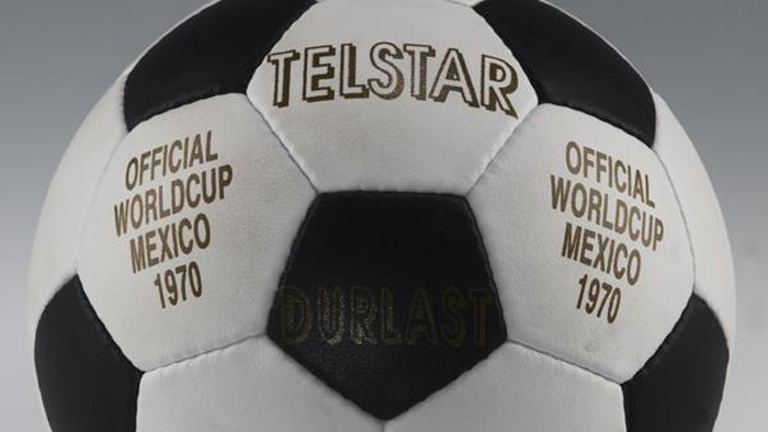 Bola Piala Dunia The undated handout shows the official soccer ball
'Telstar' for the FIFA World Cup 1970 in Mexico. Photo:
Adidas
Keywords: ball, balloon, dance, soccer, SPO, Sport,
sports (Photo by ASA/picture alliance via Getty Images)