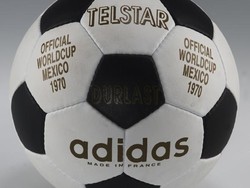 Ada yang bisa tebak bola hitam putih Telstar yang ikonik ini pertama kali digunakan pada Piala Dunia tahun berapa? (Foto: picture alliance via Getty Image/picture alliance)