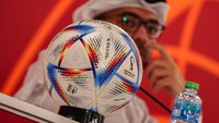 Tebak-tebakan selanjutnya. Apa nama bola multi warna pertama yang digunakan di Piala Dunia? (Foto: AFP via Getty Images/KARIM JAAFAR)
