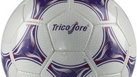 Bola Piala Dunia multi warna pertama adalah Tricolore yang digunakan pada Piala Dunia 1998. Desainnya terinspirasi dari triwarna bendera Prancis dan ayam jago. (Foto: picture alliance via Getty Image/picture alliance)
