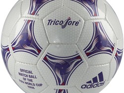 Bola Piala Dunia multi warna pertama adalah Tricolore yang digunakan pada Piala Dunia 1998. Desainnya terinspirasi dari triwarna bendera Prancis dan ayam jago. (Foto: picture alliance via Getty Image/picture alliance)