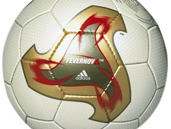 Generasi 90-an pasti akrab dengan bola Fevernova satu ini. Kapan dan di mana bola Fevernova dipakai di Piala Dunia? (Foto: picture alliance via Getty Image/picture alliance)