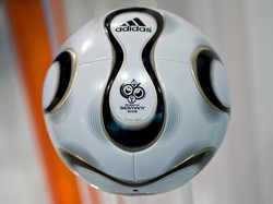 Selanjutnya, negara manakah yang menjadi jawara Piala Dunia ketika bola Teamgeist ini digunakan? (Foto: picture alliance via Getty Image/picture alliance)