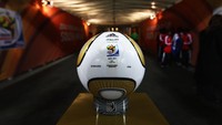 Tebak-tebakan terakhir, apa nama bola yang digunakan pada Piala Dunia Afrika Selatan 2010? Ada yang masih ingat? (Foto: FIFA via Getty Images/Alex Livesey - FIFA)