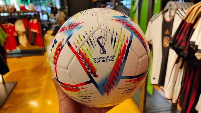 Bola Piala Dunia SHANGHAI, CHINA - NOVEMBER 1, 2022 - The official ball for the 2022 Qatar World Cup is seen inside the Adidas store on Nanjing Road pedestrian street in Shanghai, China, Nov 1, 2022. (Photo credit should read CFOTO/Future Publishing via Getty Images)