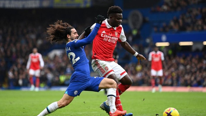 LONDON, ENGLAND - NOVEMBER 06: Bukayo Saka of Arsenal holds off Marc Cucurella of Chelsea during the Premier League match between Chelsea FC and Arsenal FC at Stamford Bridge on November 06, 2022 in London, England. (Photo by Justin Setterfield/Getty Images)