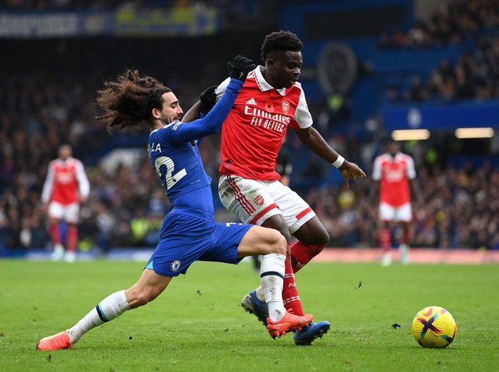LONDON, ENGLAND - NOVEMBER 06: Bukayo Saka of Arsenal holds off Marc Cucurella of Chelsea during the Premier League match between Chelsea FC and Arsenal FC at Stamford Bridge on November 06, 2022 in London, England. (Photo by Justin Setterfield/Getty Images)
