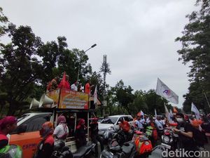 Buruh Geruduk Balai Kota DKI Tuntut UMP 2023 Naik, Lalin Macet