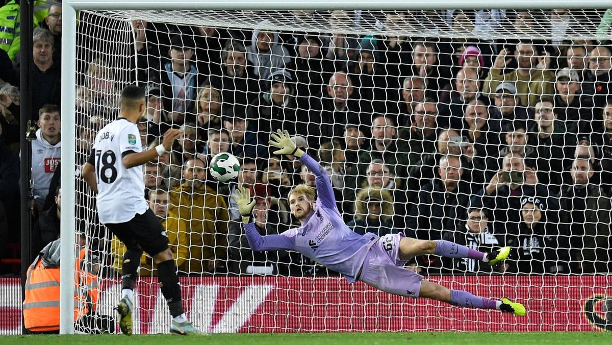Caoimhin Kelleher menjadi pahlawan adu penalti Liverpool. (Foto: AFP via Getty Images/OLI SCARFF)