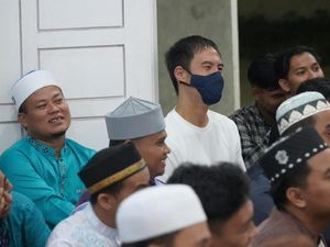 Daniel Mananta Khusyuk Ikut Pengajian UAS Daniel Mananta Khusyuk Ikut Pengajian UAS