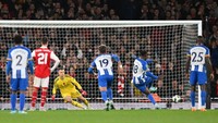 Brighton mendapat kans menyamakan kedudukan dari titik putih. Welbeck yang maju sebagai eksekutor penalti Brighton sukses menyarangkan bola ke gawang Arsenal. Kedudukan berubah 1-1 yang bertahan hingga turun minum.