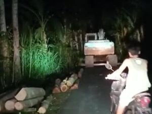 Proyek Keruk Bukit Diprotes Warga Pangi, Eskavator Bikin Jalan Rusak