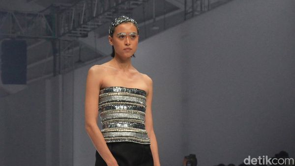 10 Koleksi Busana Monokrom Yosafat Dwi Kurniawan, Terinspirasi Masa Depan