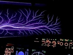 Pilot Tangkap Fenomena Langka St. Elmos Fire dari Pesawat