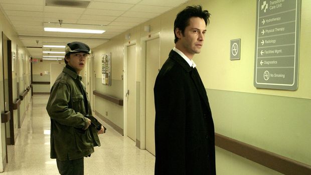 Keanu Reeves dalam film Constantine (2005). Photo by David James - © 2005 Warner Brothers. All rights reserved.