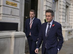 Beri Isyarat Gorok Leher ke Pejabat Pemerintah, Menteri Inggris Mundur