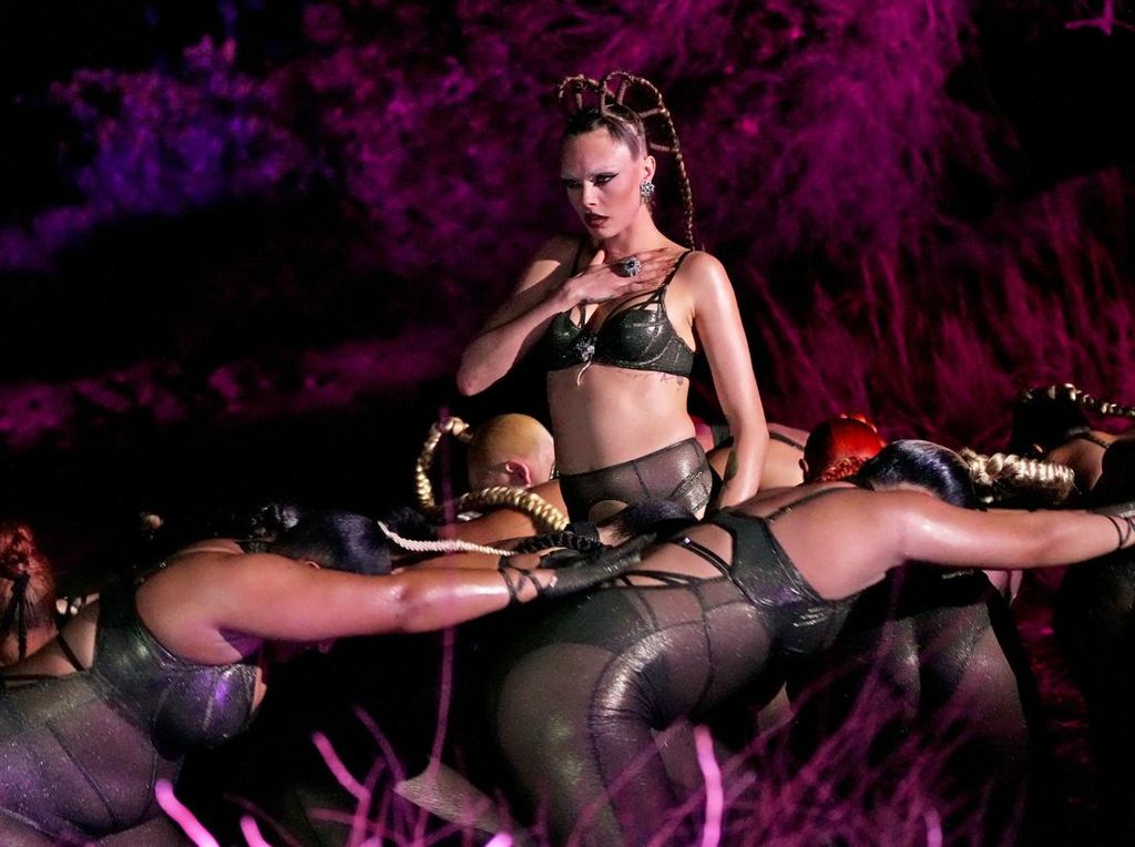 Foto: Aksi Seleb di Show Lingerie Rihanna, Johnny Depp Paling Kontrovesial