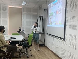 Gaya Prilly Mengajar di UGM untuk Kedua Kali Gaya Prilly Mengajar di UGM untuk Kedua Kali