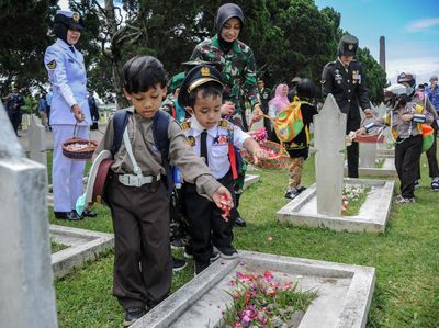 Peringati Hari Pahlawan, Anak-anak TK Berseragam Profesi Kunjungi TMP