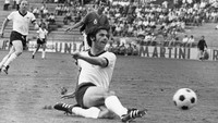 Bola Telstar pertama kali digunakan di Piala Dunia Meksiko 1970. Bola dengan 32 panel hitam-putih ini terinspirasi dari satelit komunikasi Telstar yang diluncurkan pada 1962. (Foto: picture alliance via Getty Image/picture alliance)