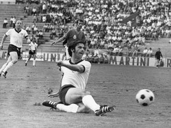 Bola Telstar pertama kali digunakan di Piala Dunia Meksiko 1970. Bola dengan 32 panel hitam-putih ini terinspirasi dari satelit komunikasi Telstar yang diluncurkan pada 1962. (Foto: picture alliance via Getty Image/picture alliance)