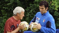Bola Teamgeist digunakan pada Piala Dunia Jerman 2006. Italia menjadi jawaranya usai mengalahkan Prancis dalam adu penalti di final. (Foto: AFP via Getty Images/PATRICK HERTZOG)