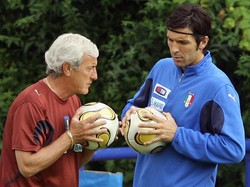 Bola Teamgeist digunakan pada Piala Dunia Jerman 2006. Italia menjadi jawaranya usai mengalahkan Prancis dalam adu penalti di final. (Foto: AFP via Getty Images/PATRICK HERTZOG)