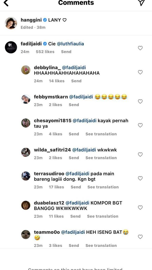 Hanggini dan Luthfi Aulia nonton konser LANY bersama.