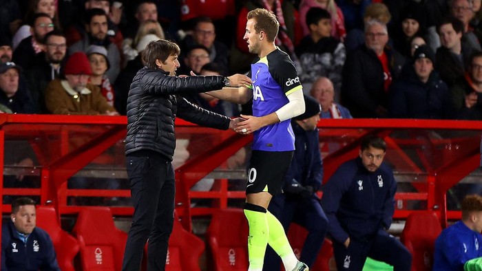 NOTTINGHAM, ENGLAND - NOVEMBER 09: Antonio Conte, Manager of Tottenham Hotspur interacts with Harry Kane of Tottenham Hotspur during the Carabao Cup Third Round match between Nottingham Forest and Tottenham Hotspur at City Ground on November 09, 2022 in Nottingham, England. (Photo by Catherine Ivill/Getty Images )