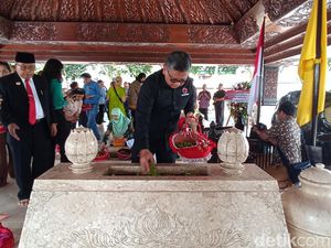 Hasto Ziarah ke Makam Bung Karno, Singgung soal Geopolitik