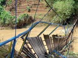 157 Warga Ciamis Terisolasi gegara Jembatan Gantung Ambruk