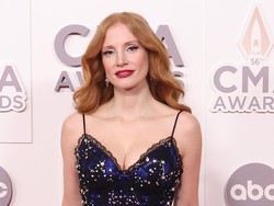 Cara Unik Jessica Chastain Pakai Skincare, Sakit Tapi Bikin Kulitnya Bagus