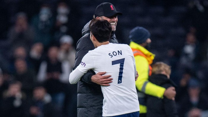 LONDON, ENGLAND - DECEMBER 19: Manager Jurgen Klopp of Liverpool and Son Heung-min of Tottenham Hotspur during the Premier League match between Tottenham Hotspur  and  Liverpool at Tottenham Hotspur Stadium on December 19, 2021 in London, England. (Photo by Sebastian Frej/MB Media/Getty Images)