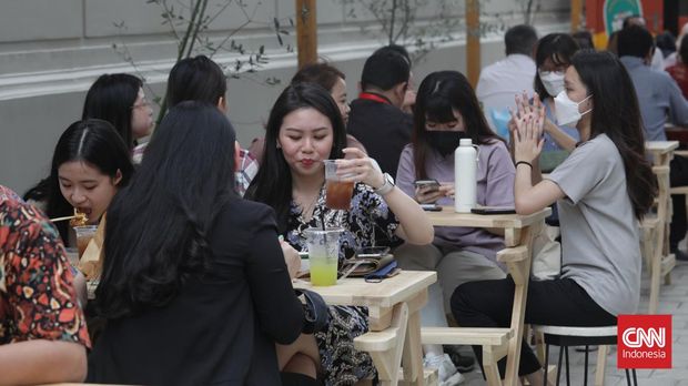 Sejumlah pekerja kantoran menikmati makan siang saat jam istirahat di pusat jajanan modern kawasan Sudirman, Jakarta, Kamis, 10 November 2022. Survei Badan Pusat Statistik (BPS) jumlah pekerja formal di Jakarta mencapai 2.9 juta jiwa di tahun 2021. (CNN Indonesia/Safir Makki)