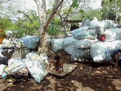 Potret Kehidupan Kampung Pemulung Dekat Rumah Pribadi Gubernur NTT