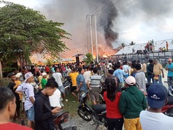 1 Mobil Damkar Ikut Terbakar Saat Padamkan Kebakaran Pasar Serui Papua