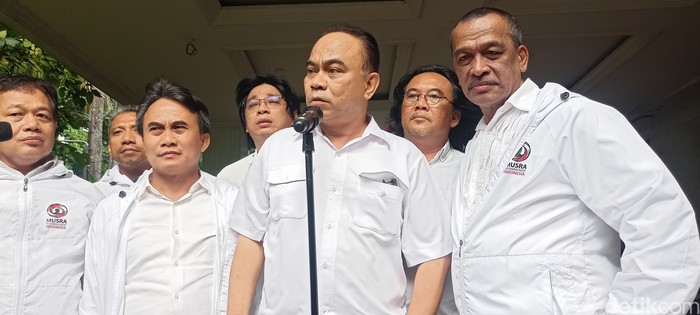 Ketum Projo, Budi Arie Setiadi, berbicara di depan mikropon. (Adrial/detikcom)