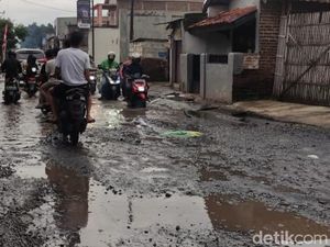 Jalan Cingised Bandung, Rusak hingga Mirip Kubangan Air Jalan Cingised Bandung, Rusak hingga Mirip Kubangan Air