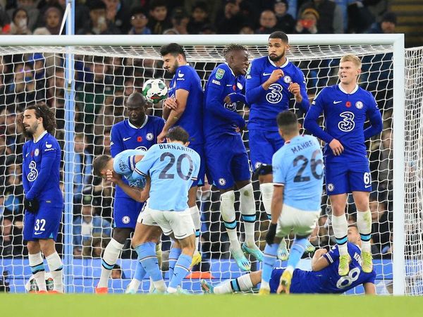 Koulibaly kok Gak Lompat? Tuh kan, Bolanya Lewat!