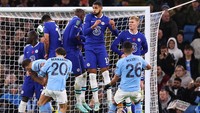 Pada saat rekan-rekan satu timnya berusaha keras membendung laju bola, Koulibaly malah terlihat berdiri saja di posisinya. Foto: Getty Images/Robbie Jay Barratt - AMA