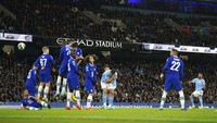 Tuh kan, bola yang meluncur di atas kepala Koulibaly akhirnya terus melaju masuk ke gawang Chelsea. Foto: AP/Dave Thompson