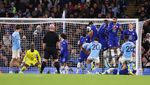 Koulibaly kok Gak Lompat? Tuh kan, Bolanya Lewat!